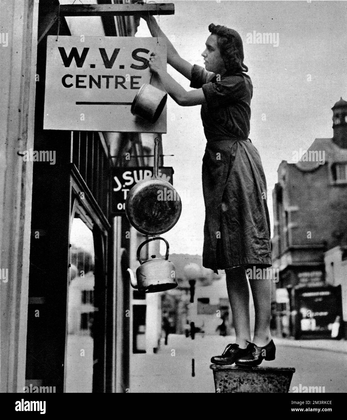Die Haushalte ermutigten, Aluminium für den Krieg zu geben Stockfoto