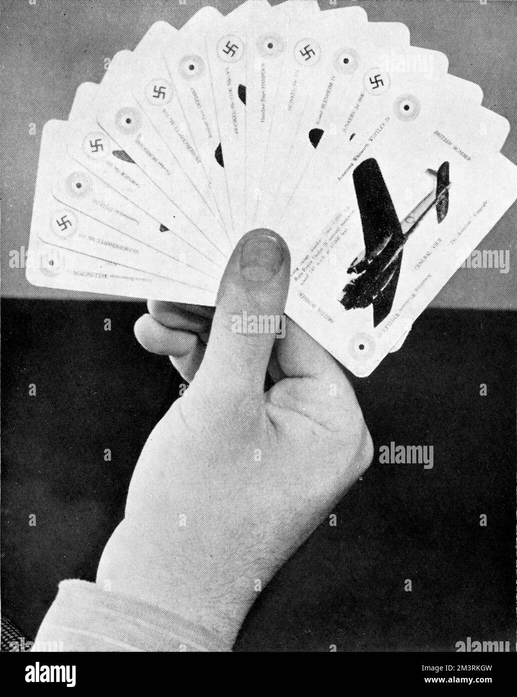 "Kriegsflugzeuge ist ein neues Kartenspiel, um Jim Crows beizubringen, wie man einen Freund von einem Feind unterscheidet." Das Flugzeug auf der oberen Karte ist eine Armstrong Whitworth Whitley IV 1940 Stockfoto
