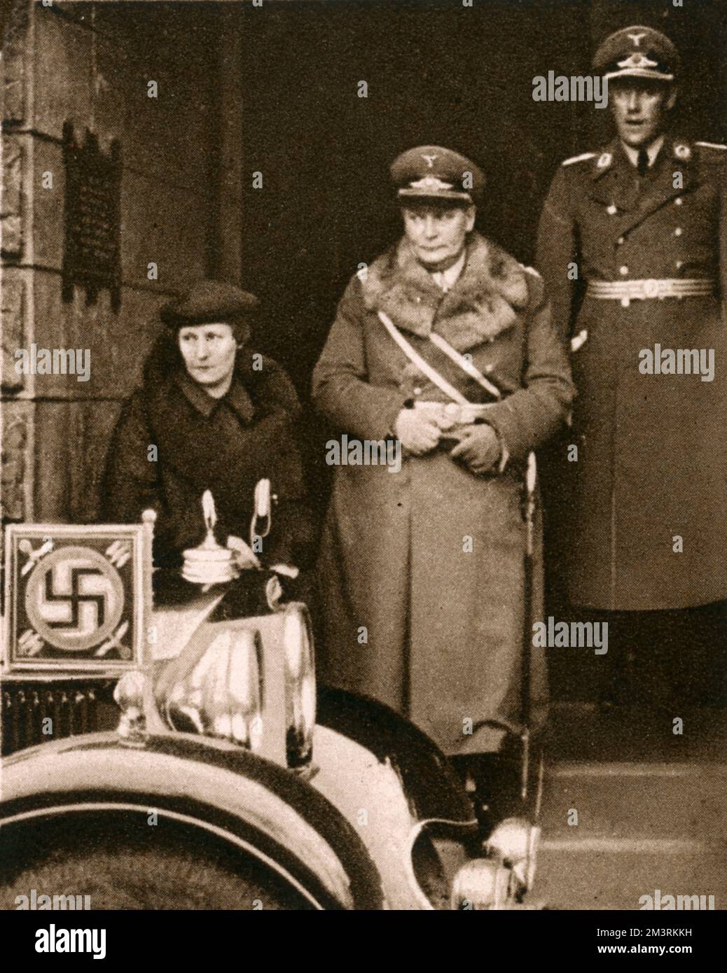 General Hermann Göring hat das Verlassen der St. George's Church, die britische Kirche in Berlin, wo er eine Trauerfeier für den verstorbenen König George V besucht hatte. Seine Frau Emmy begleitet ihn. Datum: 1936 Stockfoto