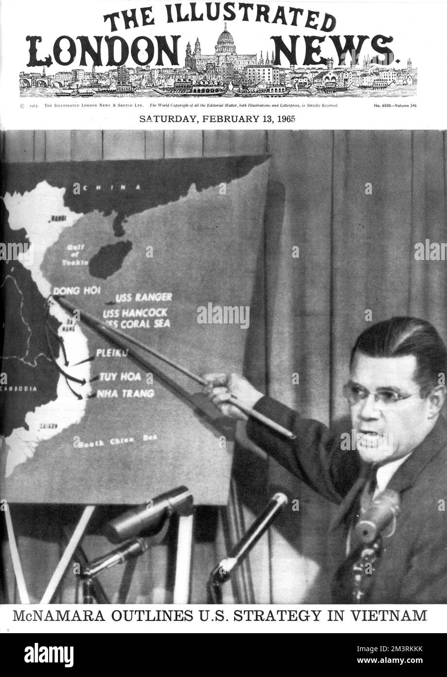 Eine Titelseite der illustrierten London News vom 13.. Februar 1965, auf der Verteidigungsminister Robert McNamara (1916-2009) die US-Strategie für den Vietnamkrieg darlegt. Datum: 1965 Stockfoto