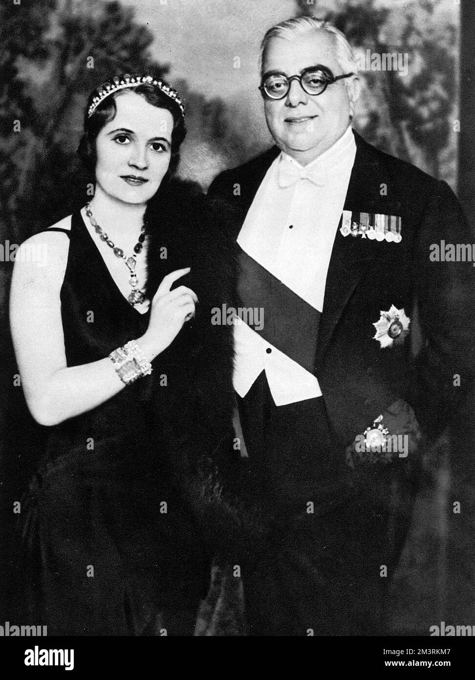 Der Aga Khan und der Begum Aga Khan. ANDR&#x9960;Jos&#x9c28;ine Carron heiratete Aga Khan III. Im Dezember 1929 und zusammen hatten sie einen Sohn, Prinz Sadruddin Aga Khan. Das Paar ließ sich 1943 scheiden. Datum: 1932 Stockfoto