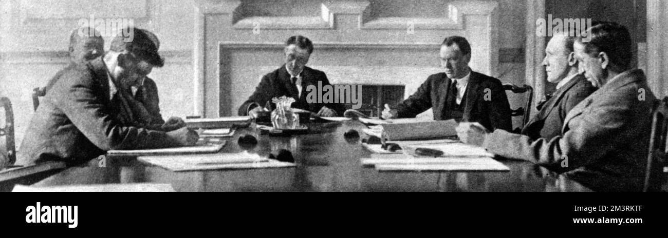 Das irische Freistaatenkabinett, das den Treueschwur gegenüber dem König akzeptiert hat: Das erste Foto des Kabinetts in der Sitzung. 1922 Stockfoto
