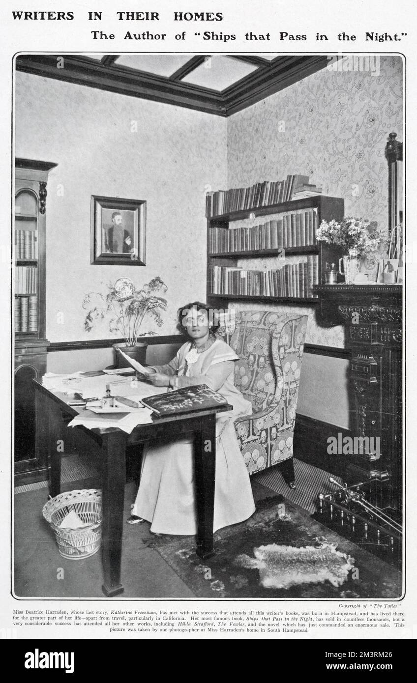 Beatrice Harraden (1864 - 1936), Schriftstellerin und Suffragette, die an ihrem Schreibtisch in ihrem Haus in South Hampstead abgebildet wurde, sitzt in einem wunderbar gepolsterten Sessel. Stockfoto