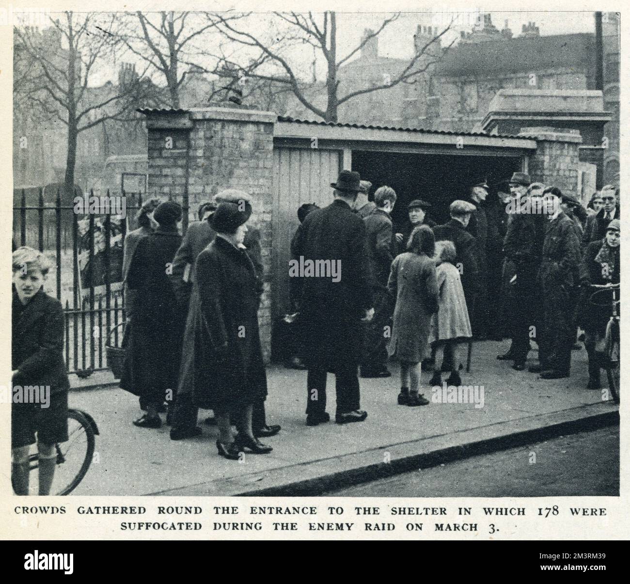 Am Eingang des Schutzraums versammelten sich Menschenmassen, in denen 178 während des feindlichen Überfalls am 3. März erstickt wurden. Die Bethnal Green Tube Shelter Katastrophe fand am Mittwoch, den 3. März 1943, statt. 1731 Menschen starben in einer schrecklichen Schwärmerei, als sich die Panik durch die Menschenmengen ausbreitete, die versuchten, den Bombenbunker der Station im East End von London zu betreten. Datum: 1943 Stockfoto