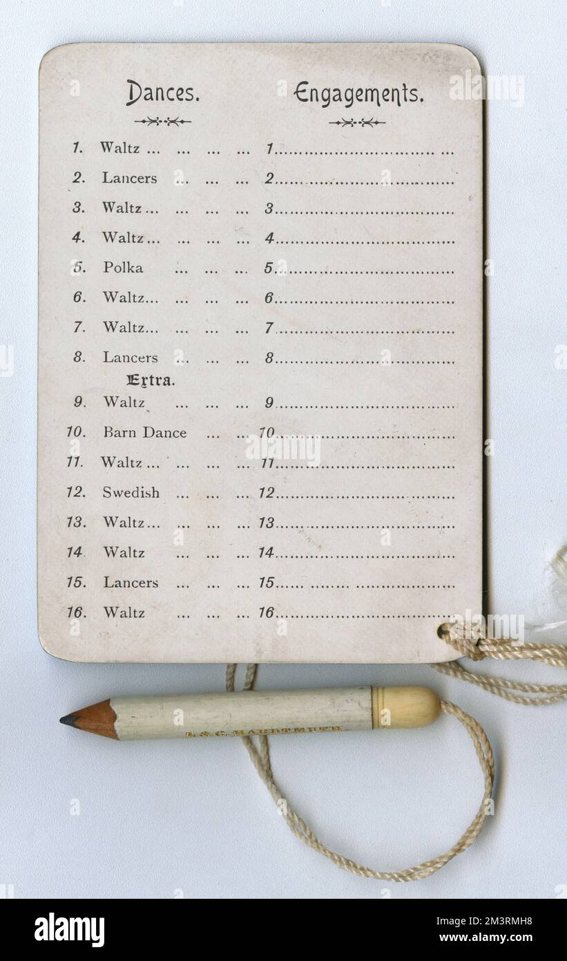 Tanzkarte mit einem kleinen Bleistift, den die Damen an den Bällen behalten, damit sie Partner markieren konnten, die um einen Tanz gebeten hatten. Diese Karte ist von einem „At Home“ im Scarbrook House am 14.. April 1898. Datum: 1898 Stockfoto