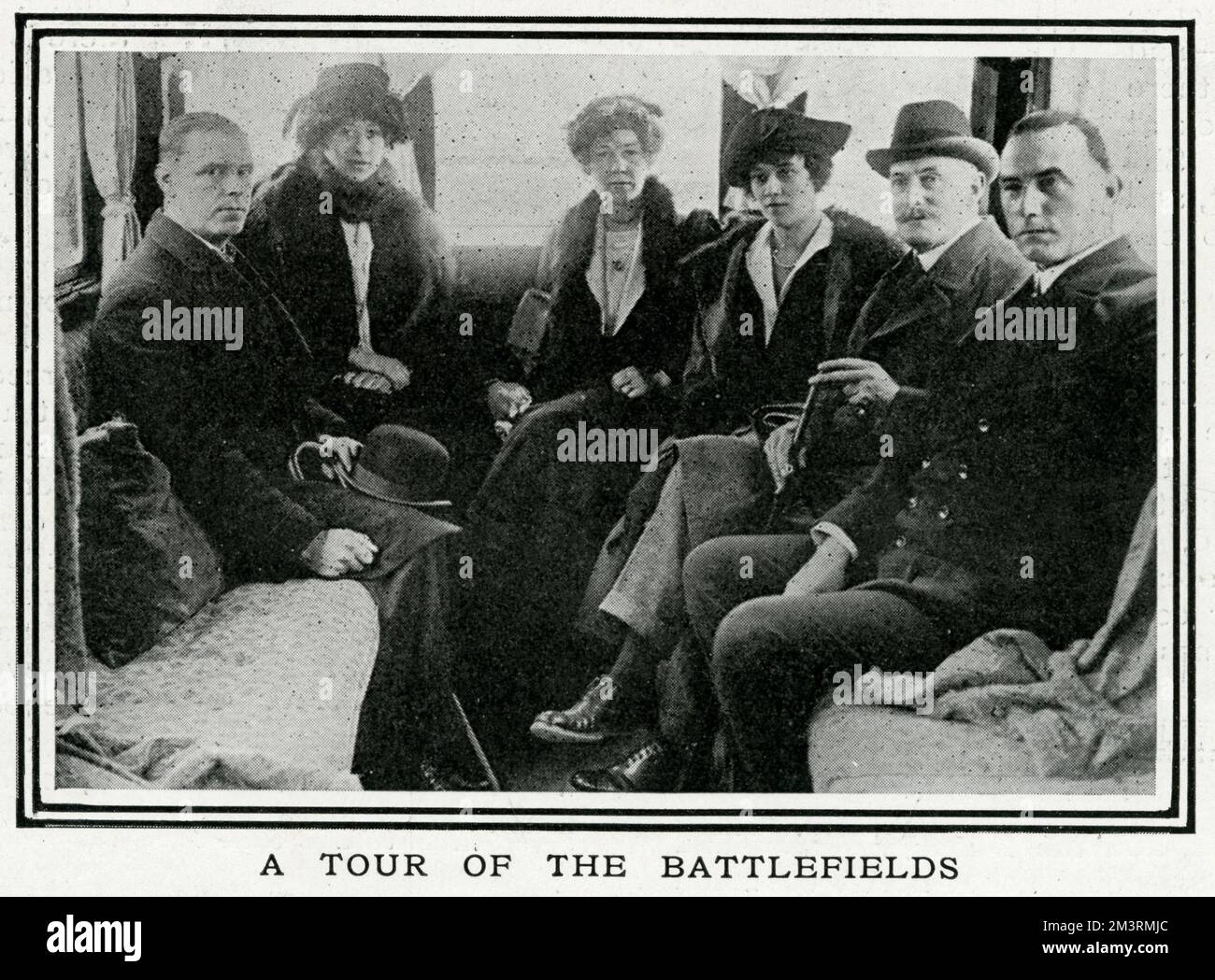 Gruppe besucht die Schlachtfelder in einem Motorwagen, 1920 Stockfoto