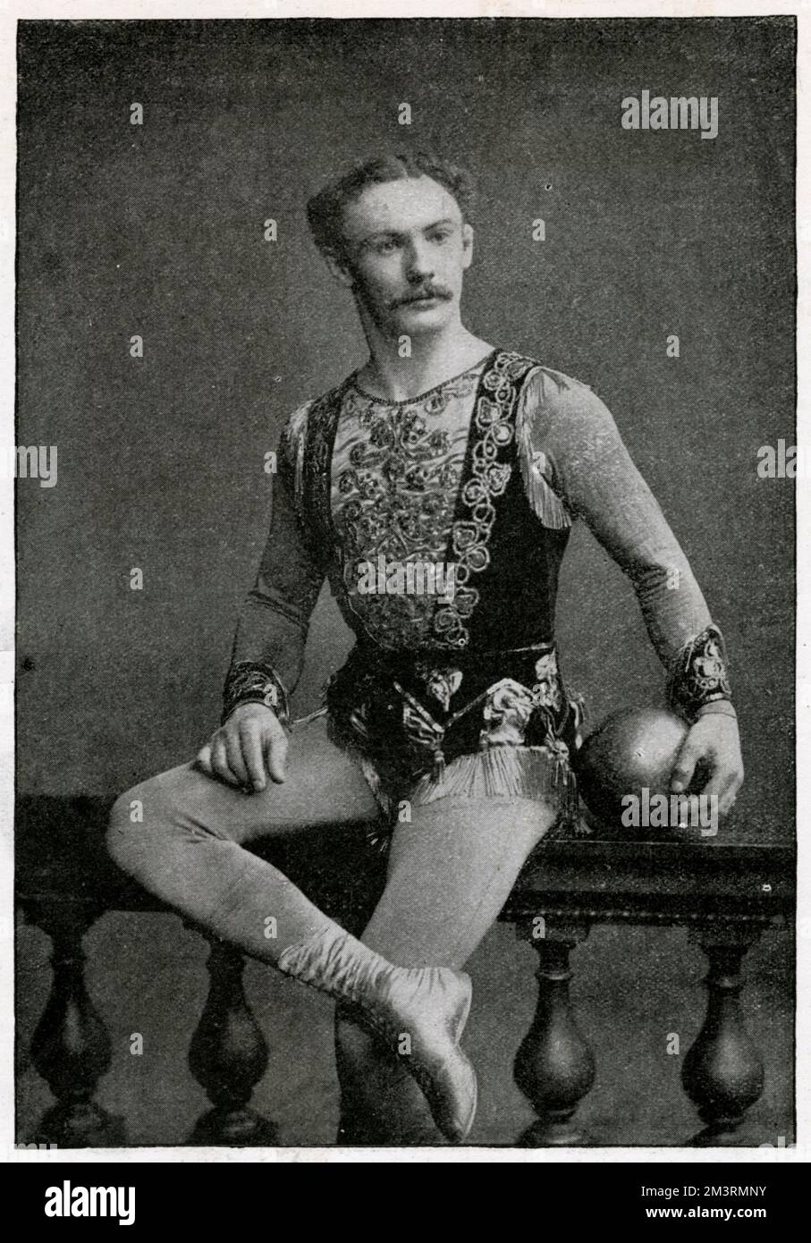 Paul Cinquevalli (1859 - 1918), deutscher Entertainer, dessen Spezialität Jongliernummer beliebt war, bekannt als (König der Jongleure), der eine Kanonenkugel an seinem Hals fangen konnte, machte ihn in den englischen Musikhallen sehr beliebt. Datum: 1893 Stockfoto