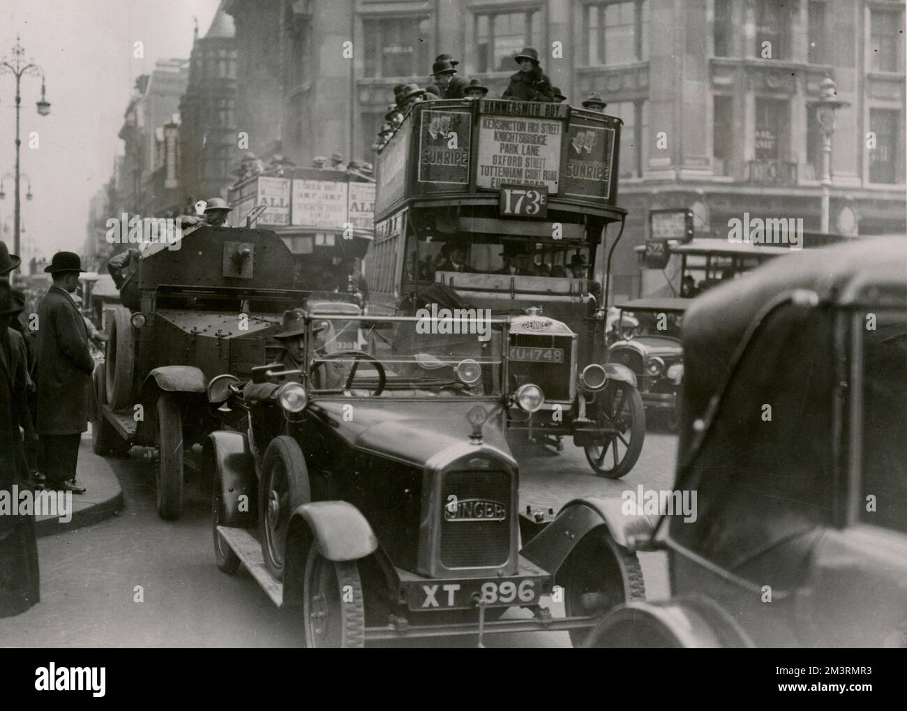 Gepanzerte Autos begleiten Essenswagen durch die geschäftigen Straßen des Oxford Circus zum Hyde Park. Datum: Mai 1926 Stockfoto