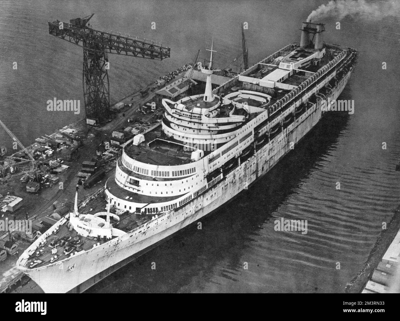 Die S.S. Canberra liegt neben Thompson's Wharf, Belfast, wo sie von der Harland and Wolff Company für die P&amp; O Orient Lines gebaut wurde. Das Schiff wurde im März 1960 von Dame Pattie Menzies, der Ehefrau des australischen Premierministers, eingeführt. Das Schiff wird vorbereitet, bevor die Prüfungen beginnen. Datum: 1961 Stockfoto