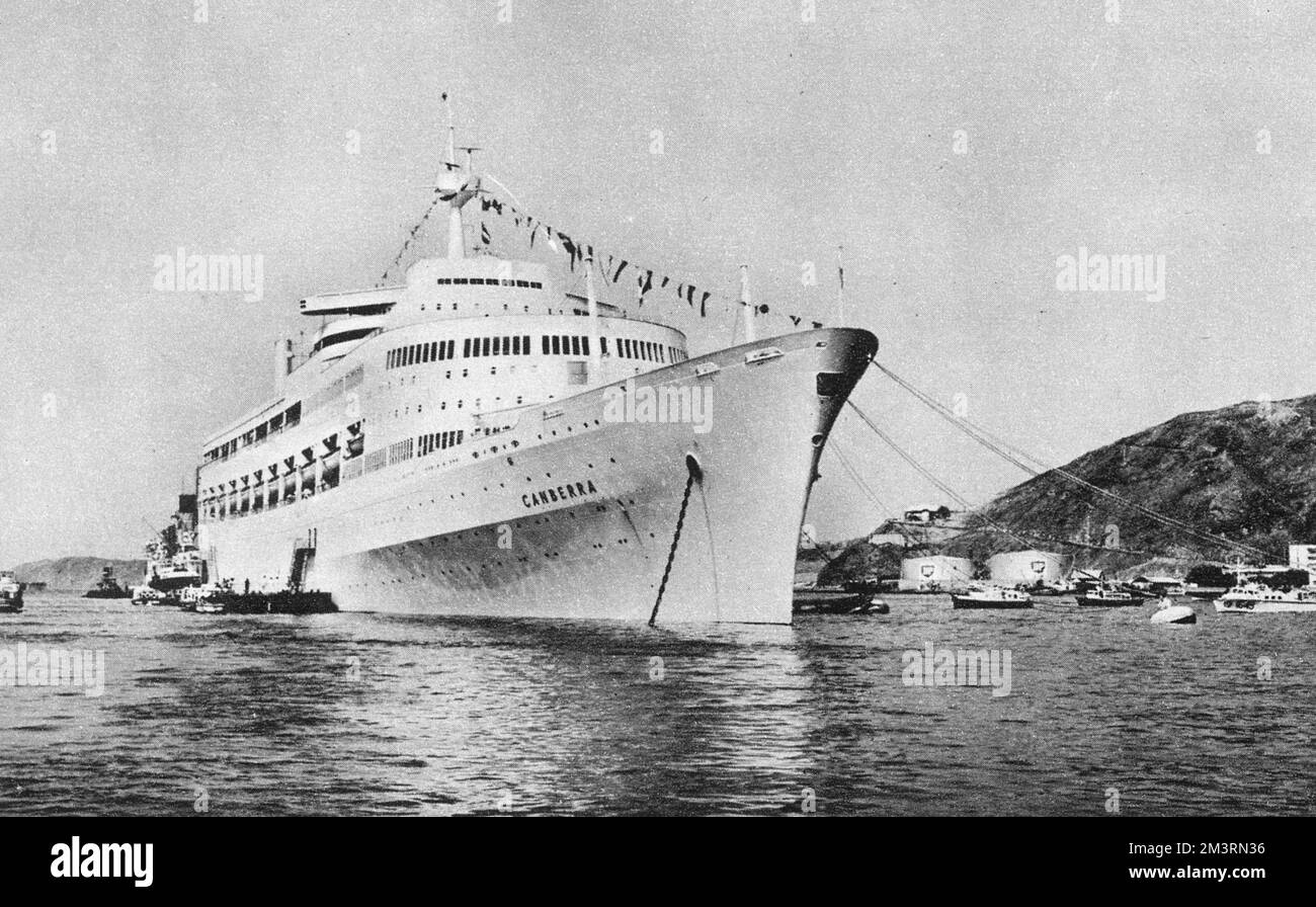 S. S.. Canberra in Aden, Jemen, auf ihrer Jungfernfahrt am 1961. Juni. Das britische Passagierschiff liegt im Hafen. Die BP International Bunkering Service Installation (Tankstelle) befindet sich im richtigen Hintergrund. Datum: 1961 Stockfoto