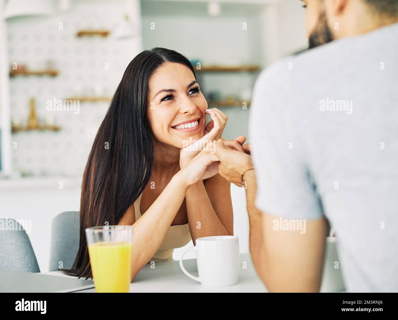 Frau Mann Paar reden Liebe junge Mädchen Lifestyle Freund zusammen lächelnd glücklich Freundin Romantik Café Stockfoto