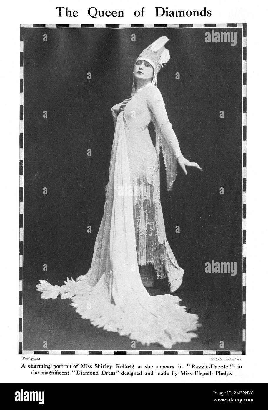 Die Schauspielerin Shirley Kellogg trug ein exquisites Kleid mit Fransen aus Pear de Soie, verziert mit Silber und Diamanten, das Hauptkostüm in der Theatershow, Razzle Dazzle, inszeniert im Theatre Royal, Drury Lane im Juli 1916. Das Kleid wurde von Elspeth Phelps aus der Albemarle Street 29 entworfen und hergestellt. Datum: 1916 Stockfoto
