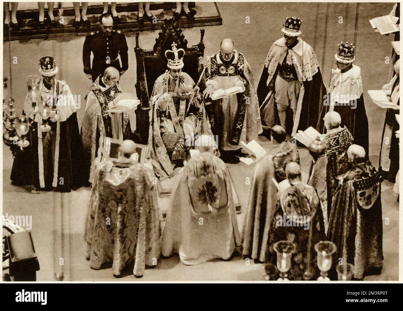 Kurz nach der Krönung in König Edwards Stuhl, aber noch nicht im Inneren, erwartet der König die Benediction. 12. Mai 1937 Stockfoto