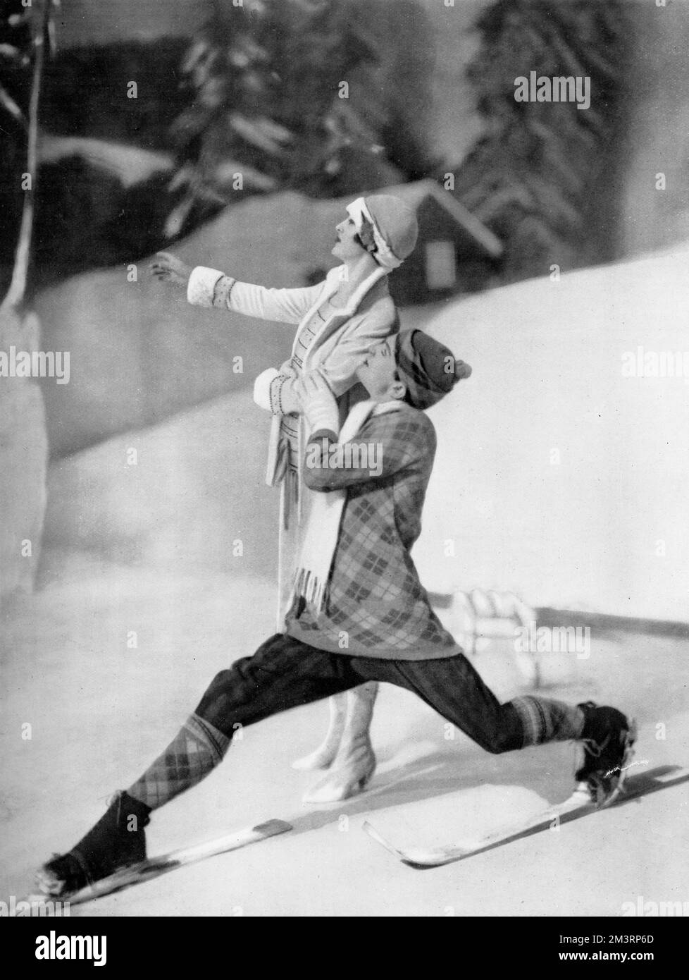 Lily Elsie und Bobby Howes in einer Szene aus der Musical-Komödie The Blue Train, die 1927 im Prince of Wales's Theatre spielte und nach zehn Jahren die Rückkehr zur Bühne von Lily Elsie markierte. Das Stück, geschrieben von Reginald Arkell und Dion Titheradge, konzentrierte sich auf den berühmten Blauen Zug, der die gut betuchten zu den angesagten Resorts an der französischen Riviera und darüber hinaus transportierte. Datum: 1927 Stockfoto