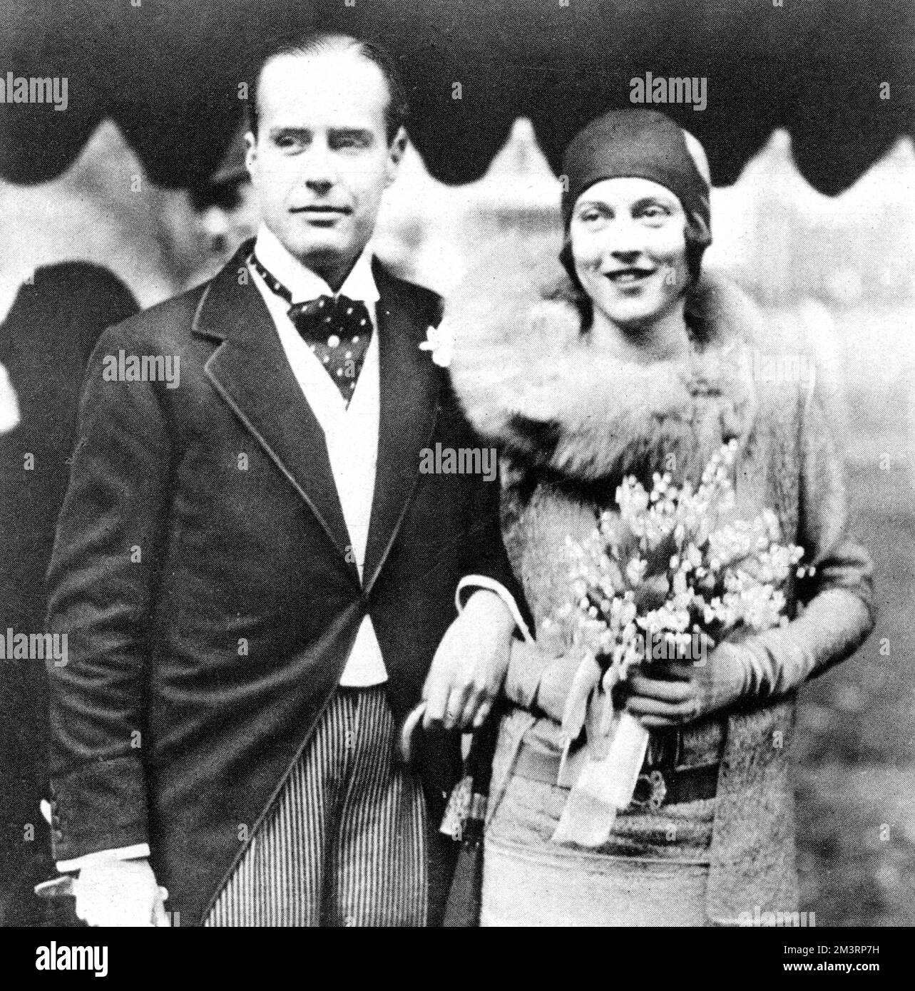 Schwarzweißfoto der Hochzeit von Sir John Milbanke, BT., mit Lady Loughborough in der Savoy Chapel, London, in The Sketch vom 21.. November 1928. Datum: 21.. November 1928 Stockfoto