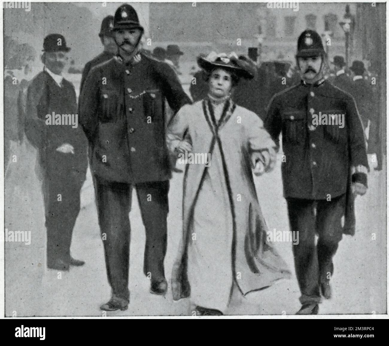 Emmeline Pankhurst eine Suffragette, auf dem Weg zur Cannon Row, nachdem sie Inspektor Jarvis ins Gesicht geschlagen hat. 1909 Stockfoto
