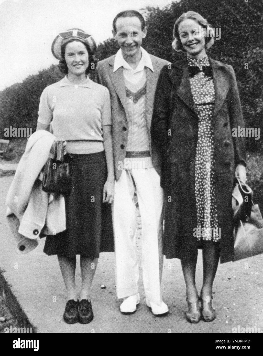 Frau Sarah Palfrey Fabyan, Jean Borotra und Alice Marble wurden 1938 im Roehampton Club fotografiert. Alice Marble (1913 - 1990), amerikanische Tennisspielerin, war die erste Frau, die im selben Jahr sowohl die US Open- als auch die Wimbledon-Singles-Titel sowie die Doppel- und gemischten Doppel-Titel gewann. Außerdem war sie Pionierin beim Tragen von Shorts für Tennis, erstmals 1932 und 1950, unterstützte die schwarze Tennisspielerin Althea Gibson und ermutigte die Öffentlichkeit, schwarze und homosexuelle Tennisspieler in das Spiel aufzunehmen. Jean Borotra (1898-1994) war ein französischer Tennisspieler, bekannt als „Bounding Basque“ Stockfoto