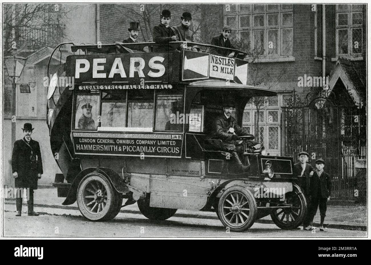 Die London General Omnibus Company setzt einen neuen Omnibus auf den neuesten Stand. Datum: 1905 Stockfoto