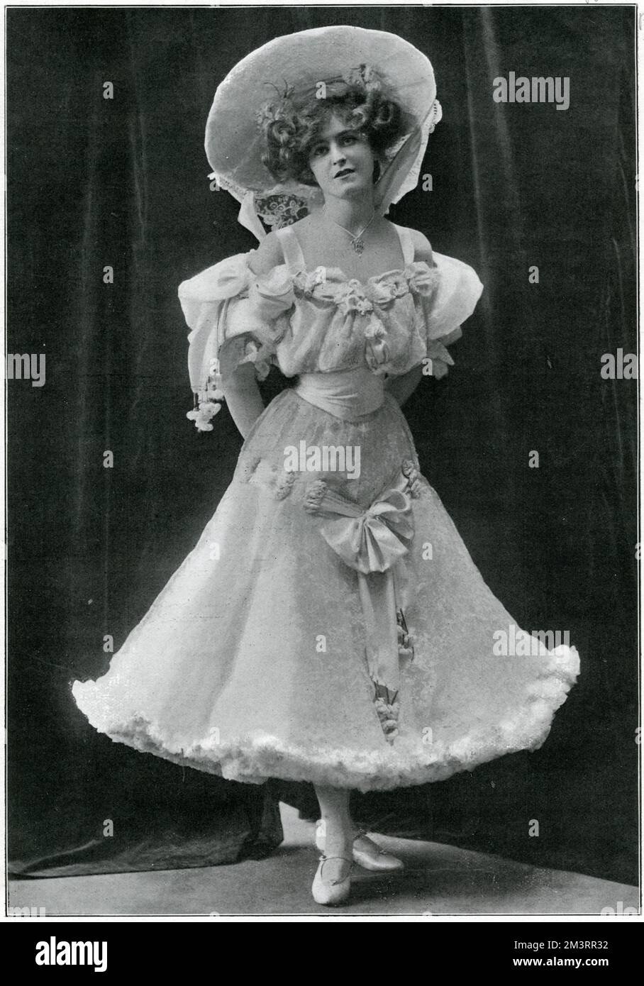 Gabrielle Ray (1883 - 1973), englische Bühnenschauspielerin, Tänzerin und Sängerin, ihre Fotos auf Postkarten in der Edwardian Times verkauften sich mehr als andere Bühnenschönheiten und zeigten sie hier im Gaiety Theatre. Datum: 1905 Stockfoto