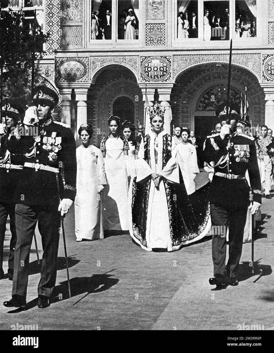 Königin Farah Dibah von Iran (1938-) verlässt den Golestan-Palast nach der Krönung des Schahs von Iran Mohammad Reza Pahlavi (1919-1980). Am 26.. Oktober 1967, 26 Jahre nach seiner Herrschaft als Schah („König“), übernahm er in einer aufwendigen Krönungszeremonie in Teheran den alten Titel Shahanshah („Kaiser“ oder „König der Könige“). Datum: 1967 Stockfoto