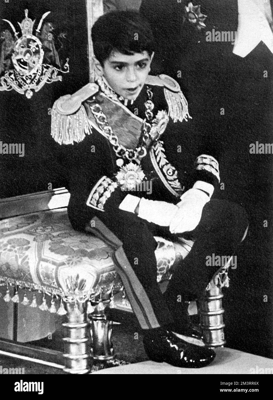 Reza Pahlavi, Kronprinz des Iran (1960-) bei der Krönung des Schahs des Iran Mohammad Reza Pahlavi (1919-1980). Am 26.. Oktober 1967, 26 Jahre nach seiner Herrschaft als Schah („König“), übernahm er in einer aufwendigen Krönungszeremonie in Teheran den alten Titel Shahanshah („Kaiser“ oder „König der Könige“). Datum: 1967 Stockfoto
