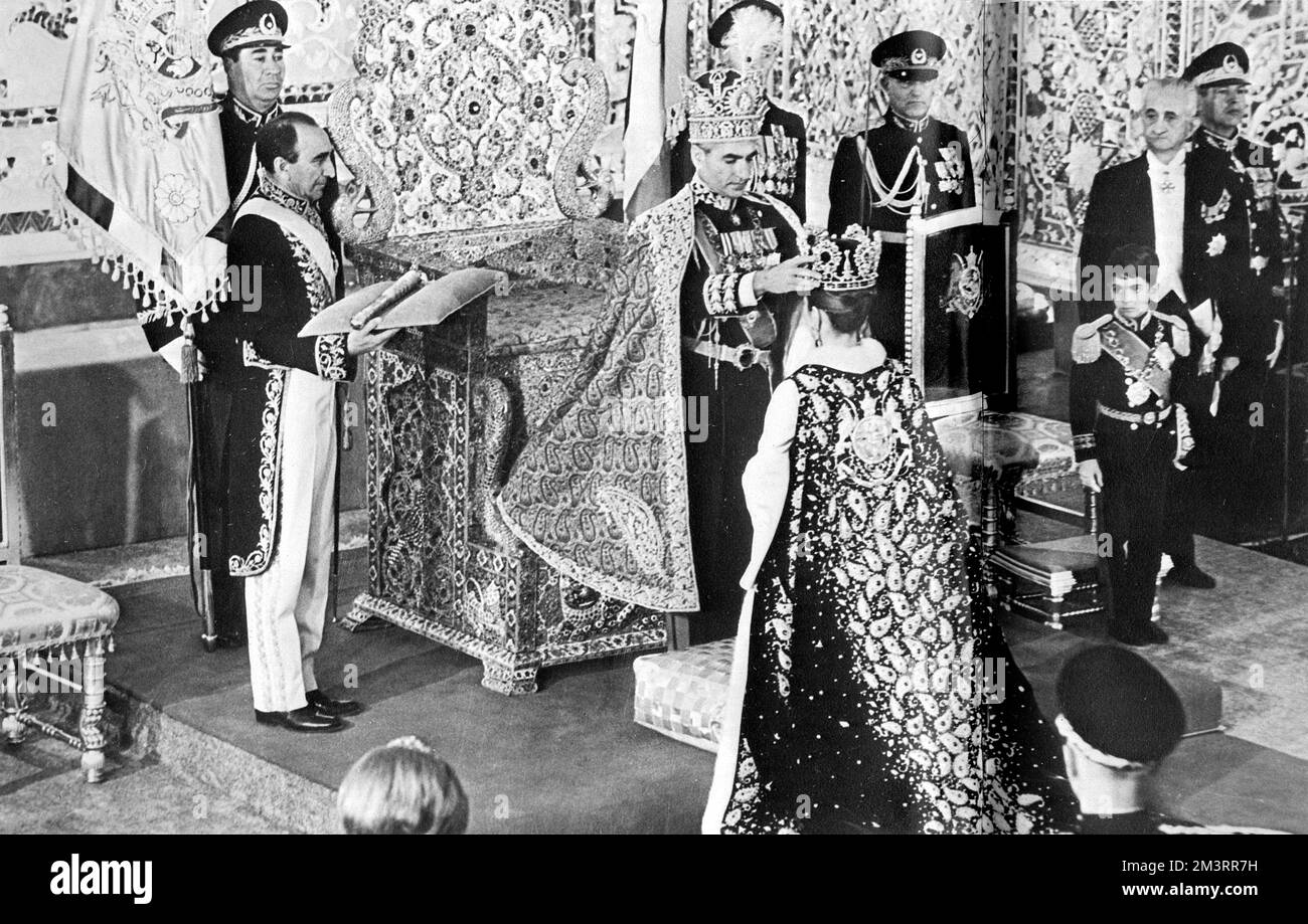 Die Krönung des Schahs des Iran Mohammad Reza Pahlavi (1919-1980). Am 26.. Oktober 1967, 26 Jahre nach seiner Herrschaft als Schah („König“), übernahm er in einer aufwendigen Krönungszeremonie in Teheran den alten Titel Shahanshah („Kaiser“ oder „König der Könige“). Hier krönt er Königin Farah. Datum: 1967 Stockfoto