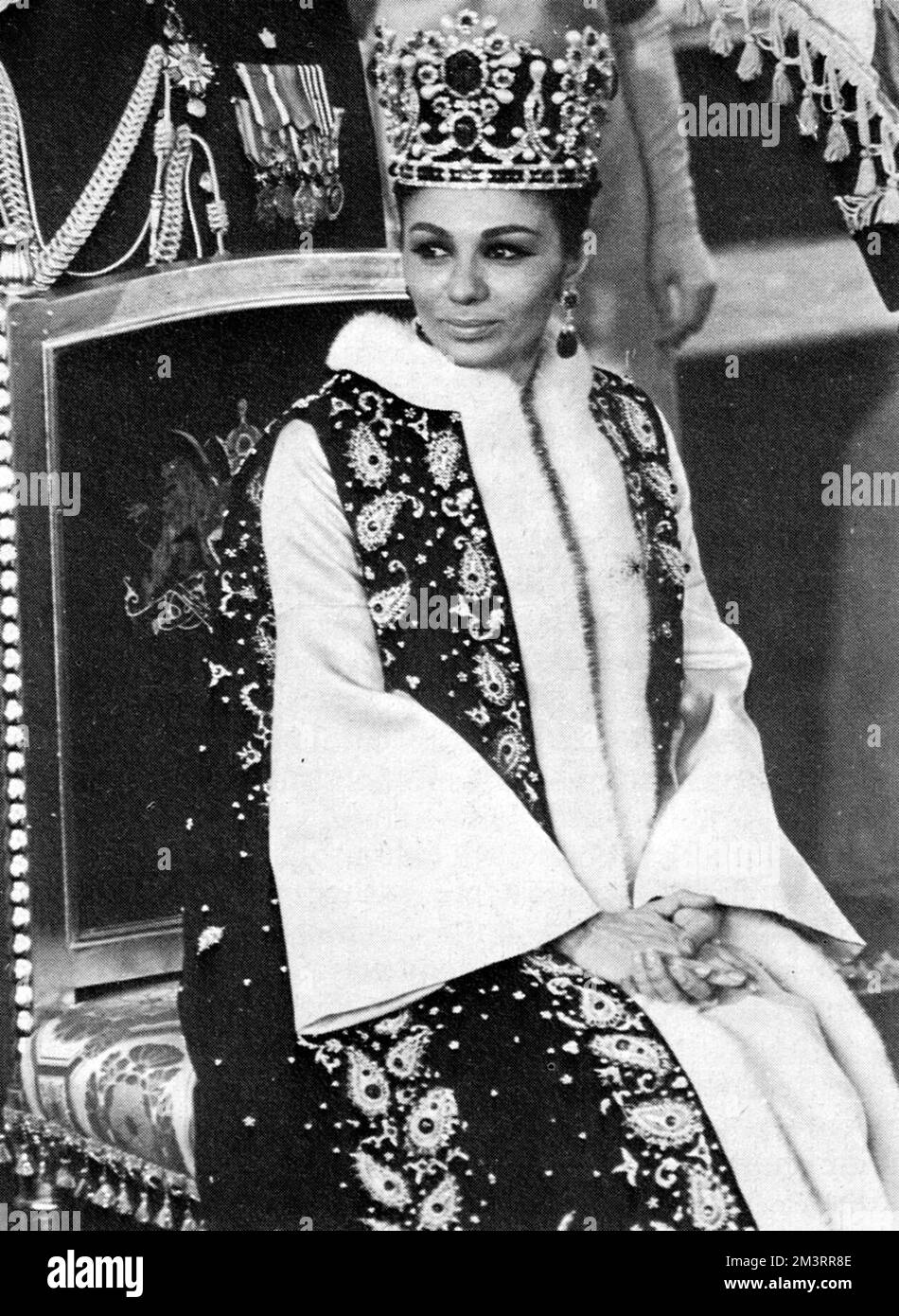 Königin Farah Dibah des Iran (1938-) bei der Krönung des Schahs des Iran Mohammad Reza Pahlavi (1919-1980). Am 26.. Oktober 1967, 26 Jahre nach seiner Herrschaft als Schah („König“), übernahm er in einer aufwendigen Krönungszeremonie in Teheran den alten Titel Shahanshah („Kaiser“ oder „König der Könige“). Datum: 1967 Stockfoto