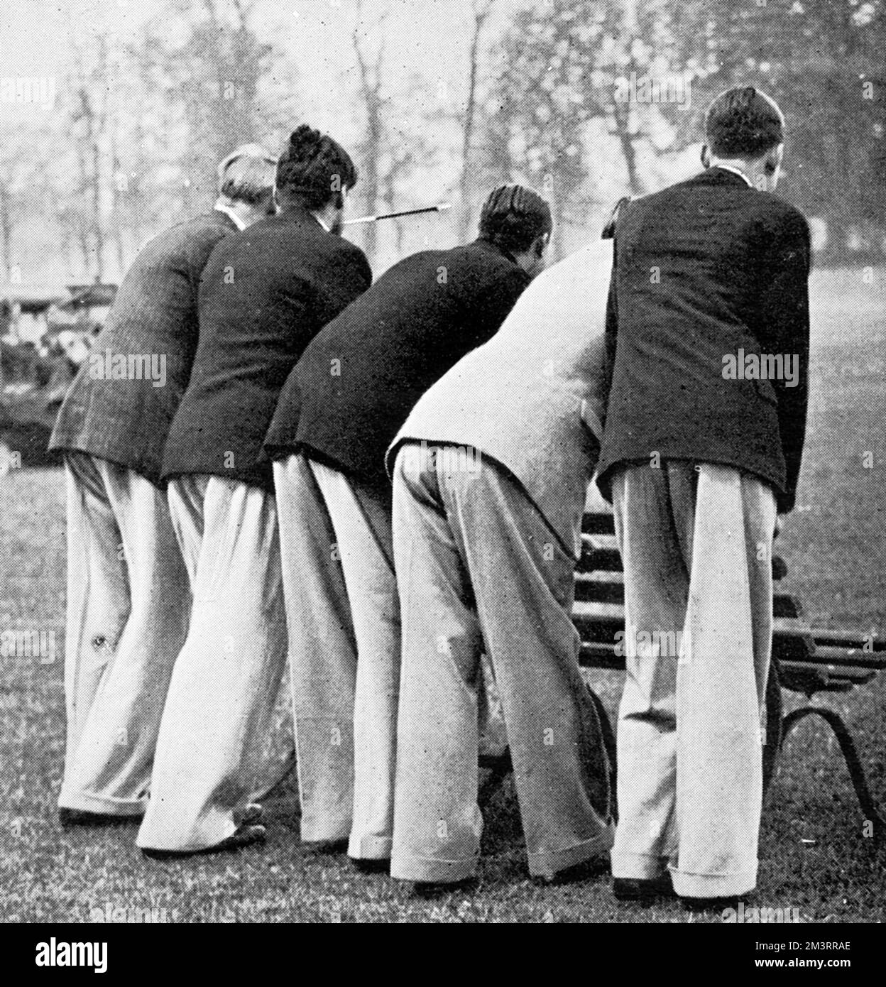 Rückansicht Foto von Cambridge Studenten in Oxford Taschen, die Baggy Hose aus der Oxford University Mitte der 1920er Jahre. Jedes Paar enthält genug Material für zwei Paar gewöhnliche Hosen! Datum: 1925 Stockfoto