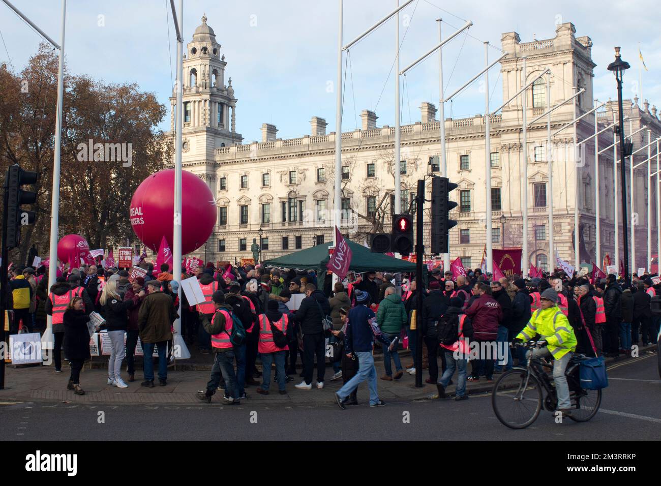 Streikende Postarbeiter, Mitglieder der Communication Workers Union demonstrieren am Parliament Square, 9. Dezember 2022 London UK Stockfoto