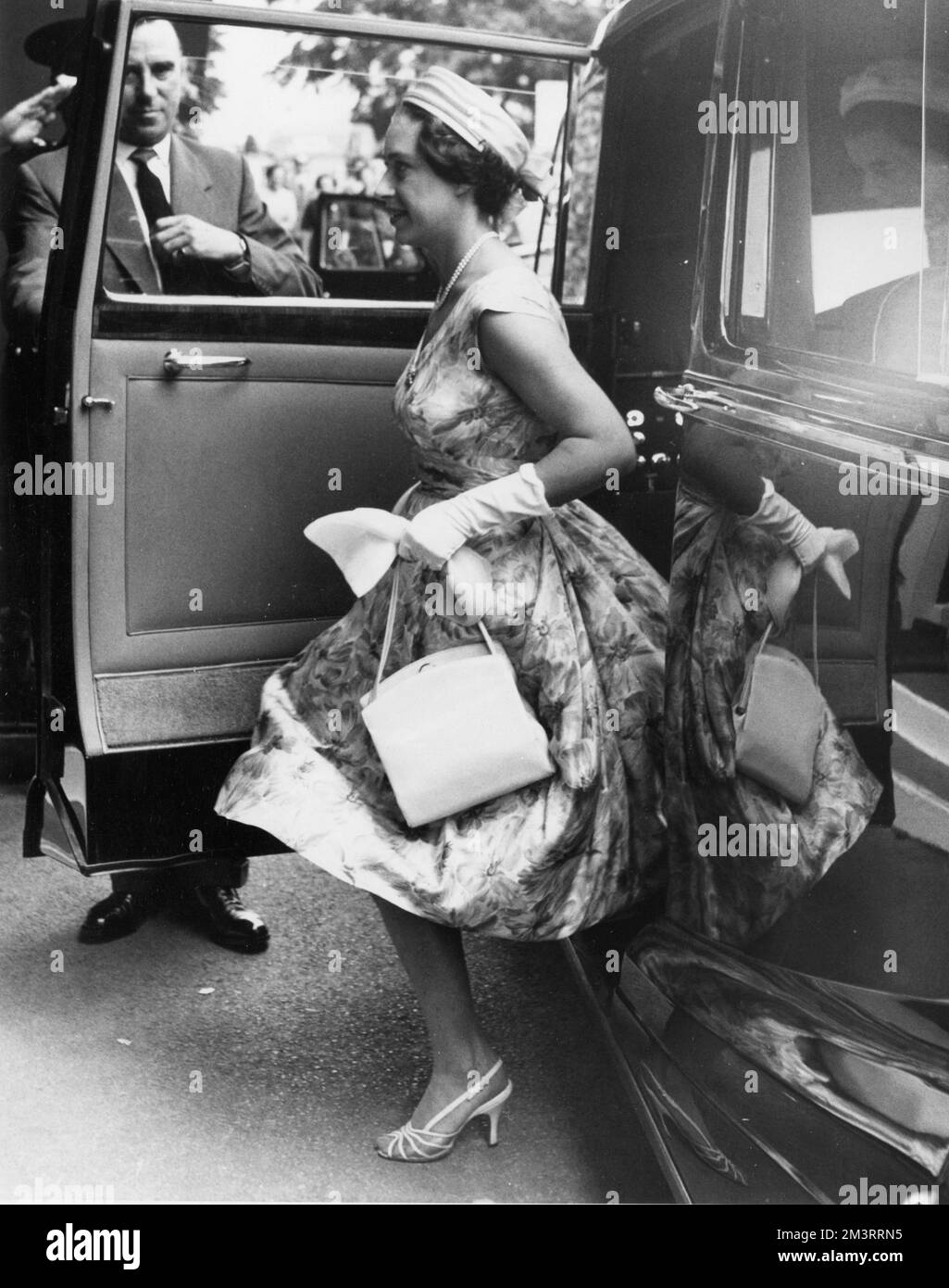 Prinzessin Margaret kommt 1959 in Wimbledon zum Finale der Tennismeisterschaft an, gekleidet in einem grünen Kleid mit passendem Hut Datum: 1959 Stockfoto
