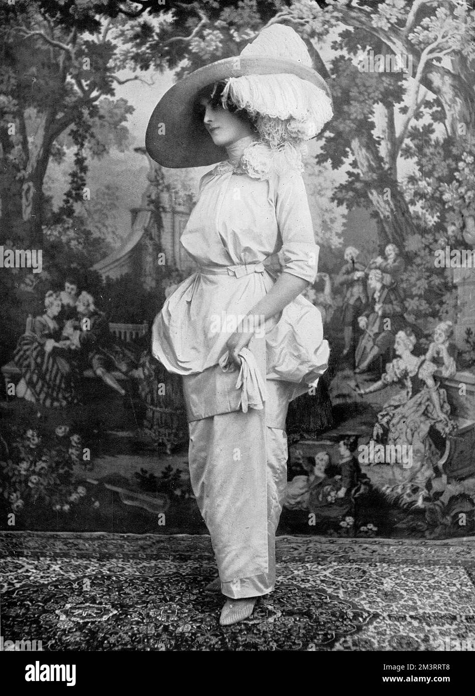 Ein Stil aus dem 18. Jahrhundert für das 20. Jahrhundert - das bezaubernde neue „Panier“-Kleid aus dem Jahr 1912. Datum: 1912 Stockfoto