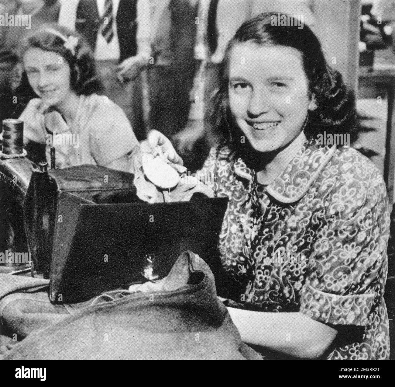 The Sketch hat dieses Bild am 18.. Juni 1941 auf der Seite „Wir nehmen unseren Hut ab...“ gezeigt. "Mabel Knibbs aus Windsor, vierzehnjähriges Mitglied des Windsor Youth Club, war während der Kriegswaffenwoche auf einer Parade, als sie ihre Handtasche fallen ließ, und ein Auto überfuhr sie. Die beiden Prinzessinnen sahen den Vorfall, erzählten es der Königin, woraufhin Ihre Majestät dem Kind eine neue marineblaue Handtasche schickte, um die verlorene zu ersetzen." Datum: 1941 Stockfoto
