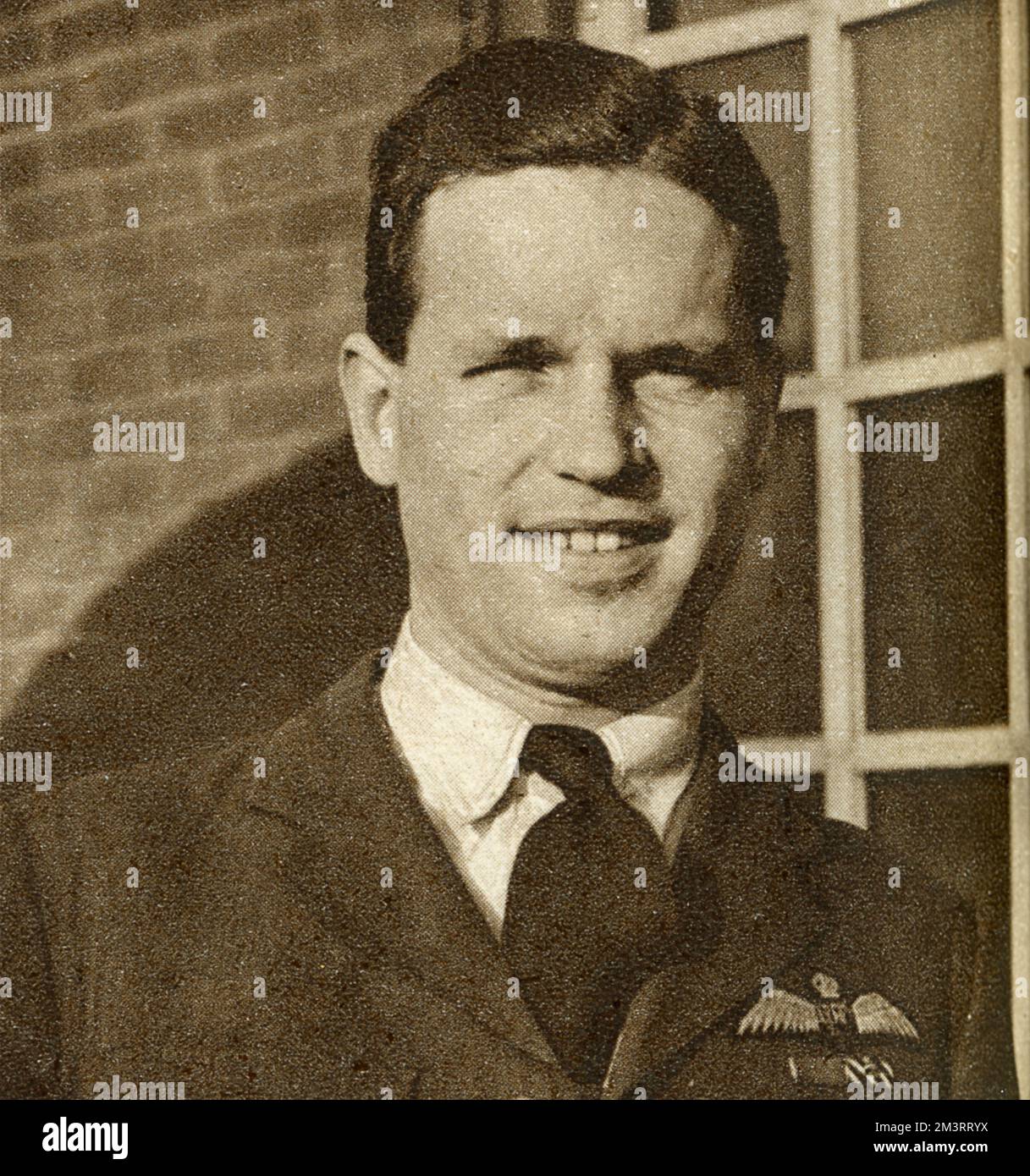 Wing Commander Guy Penrose Gibson, VC, DSO &amp; Bar, DFC &amp; Bar (12. August 1918 19. September 1944), erster Befehlshaber des 617. Geschwaders der Royal Air Force, das er 1943 bei der Razzia „Dam Busters“ (Operation Chastise) anführte, die zur Zerstörung von zwei großen Dämmen im Ruhrgebiet führte. Er wurde mit dem Victoria Cross ausgezeichnet und wurde im Juni 1943 zum hochdekoriertesten Soldaten des Landes, verlor aber später im Krieg sein Leben. Er hatte im Alter von 26 Jahren über 170 Operationen abgeschlossen. Datum: 1943 Stockfoto