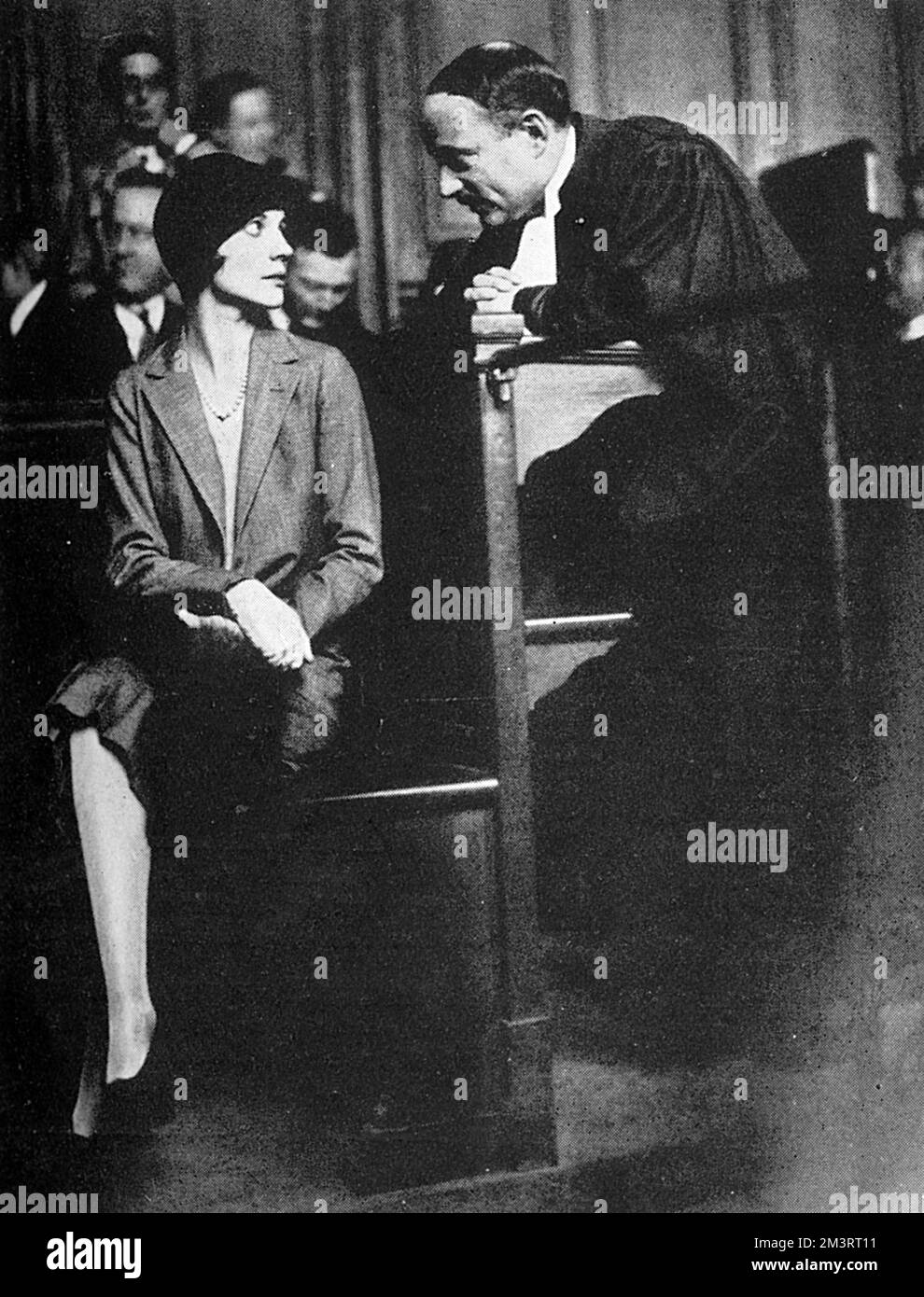 Alice de Janze, Comtesse de Janze und später Alice de Trafford (1899-1941), die vor Gericht in Paris vor Gericht gestellt wurde, wo sie wegen Erschießung ihres Liebhabers Raymond de Trafford am Gare du Nord vor Gericht stand. Sie war eine amerikanische Erbin, die Jahre als Mitglied des Happy Valley Sets in Kenia verbrachte und mit zahlreichen Skandalen in Verbindung stand, einschließlich des versuchten Mordes an ihrem Geliebten im Jahr 1927 und des 1941. Mordes am 22.. Earl of Erroll in Kenia. Ihr stürmisches Leben war geprägt von Promiskuität, Drogenmissbrauch und mehreren Selbstmordversuchen. Sie und Raymond überlebten die Schießerei, sie wurde mit nur 100 Francs und Eventa bestraft Stockfoto