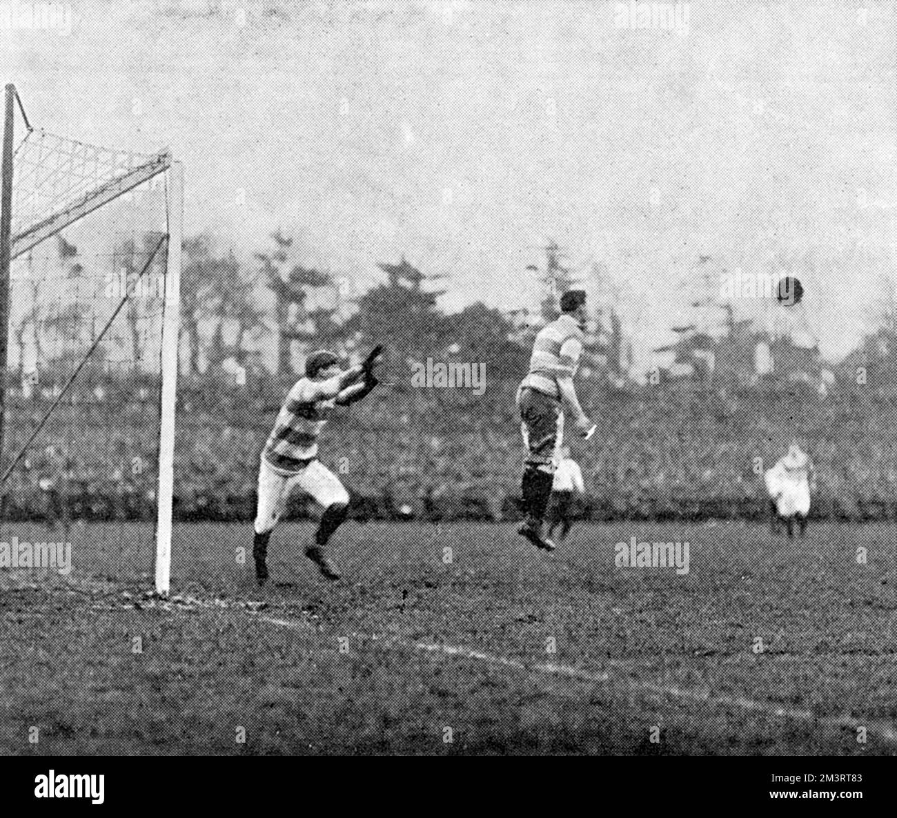 Eine Schlagzeile beim Fußballspiel der England gegen die Scotland Association im Crystal Palace 1901. Datum: 1901 Stockfoto