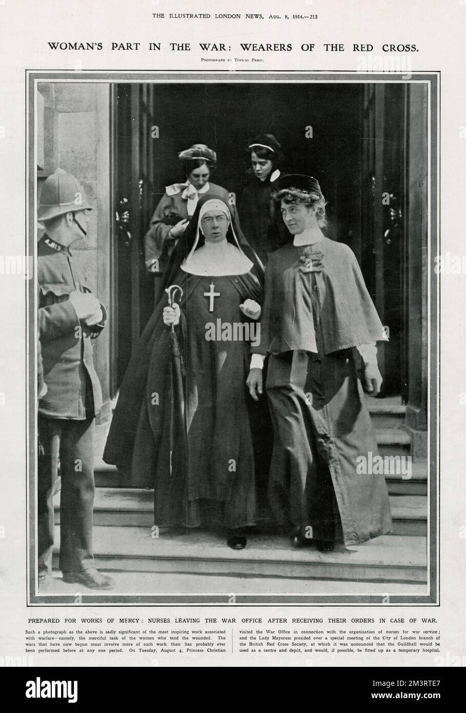 Frau - Träger des Roten Kreuzes verlassen das Kriegsministerium. Datum: 1914 Stockfoto