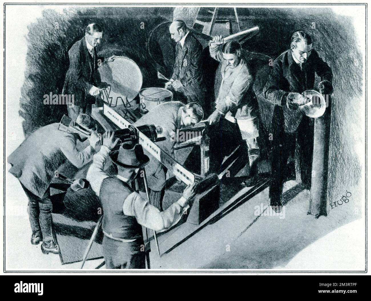 Eine Gruppe von Bühnenhändlern, die verschiedene Techniken anwenden, um realistische Zuggeräusche in der jungen Kinobranche zu erzeugen. 1928 Stockfoto