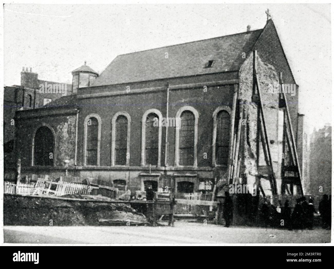 Die Fassade der Sardinian Chapel of Lincoln's Inn, London, vor dem Abriss im Jahr 1906. Die Kapelle wurde abgerissen, um Platz für die neue Kingsway-Durchfahrtsstraße zu schaffen, die später durch eine neue Kirche an der Vorderseite des Kingsway ersetzt wurde. 1906 Stockfoto