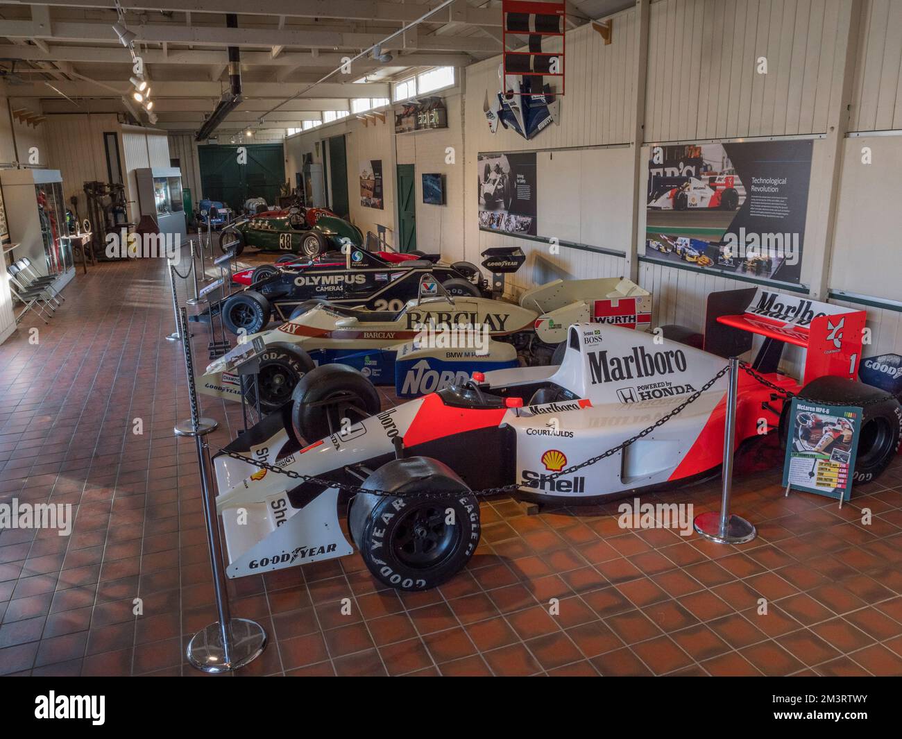 Allgemeiner Überblick über die F1 Grand Prix Rennwagen (1970er-1990er) in der Grand Prix Exhibition, Brooklands Museum, Surrey, Großbritannien. Stockfoto