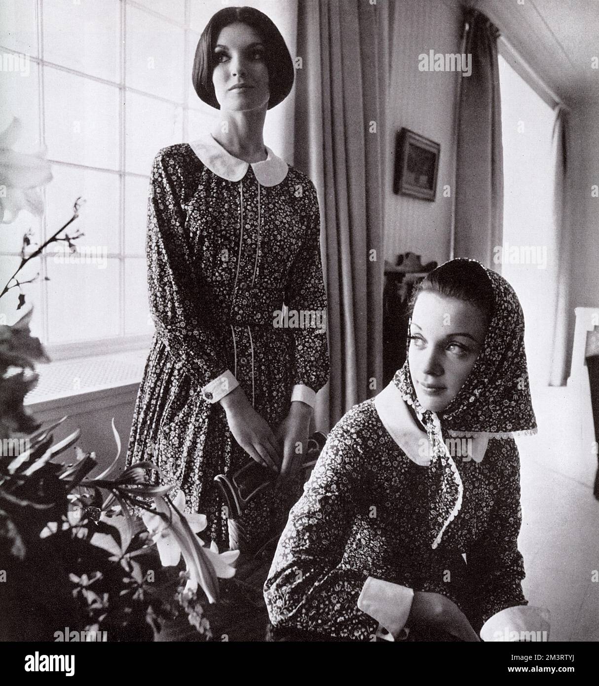 Traditioneller Libert-Druck für einen neuen, alten Look in Mary Quants Ginger Group Kollektion. Modisch in dezenten, bedeckten kleinen Kleidern mit Piquekragen und Manschetten. Das Kleid auf der linken Seite heißt Prim, das rechte, prüde! Datum: 1964 Stockfoto Traditioneller Libert-Druck für einen neuen, alten Look in Mary Quants Ginger Group Kollektion. Modisch in dezenten, bedeckten kleinen Kleidern mit Piquekragen und Manschetten. Das Kleid auf der linken Seite heißt Prim, das rechte, prüde! Datum: 1964 Stockfoto