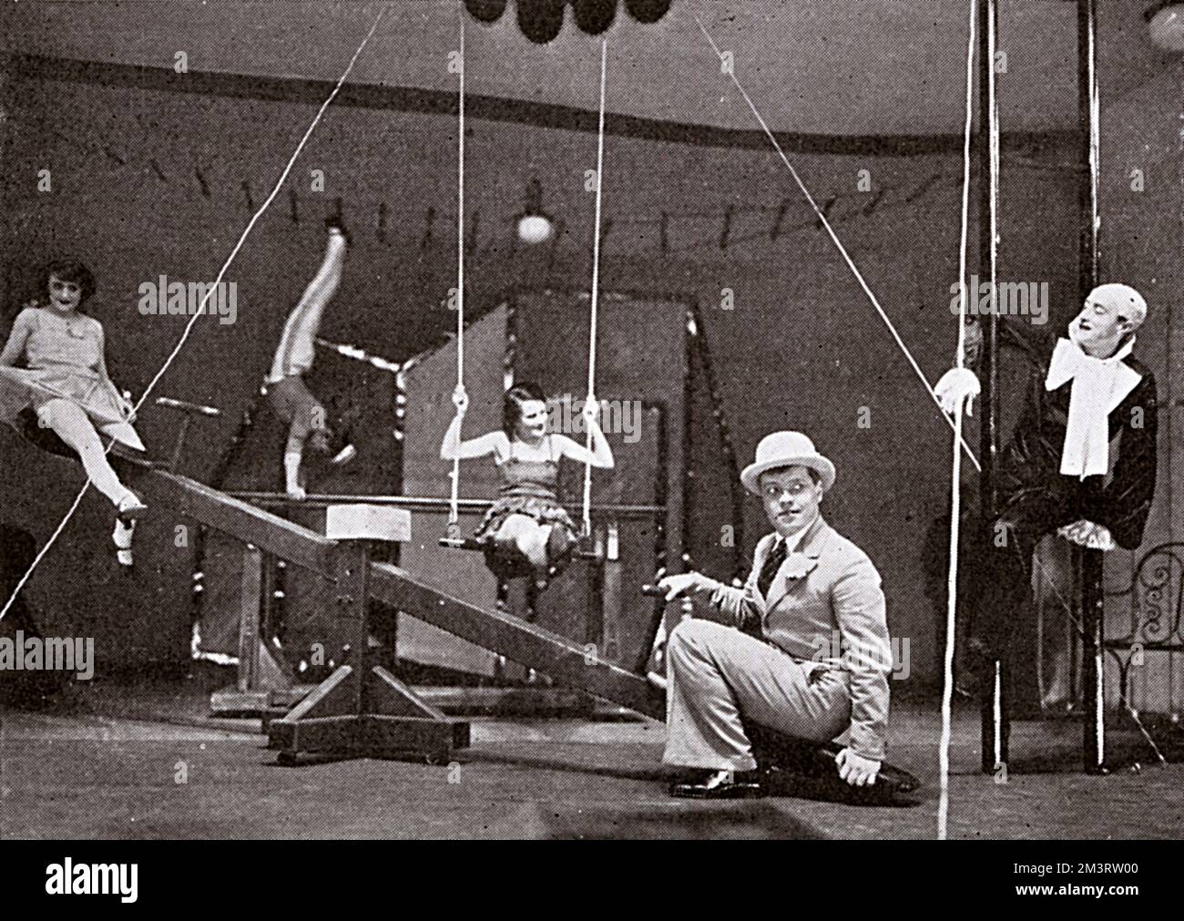 Eine deutsche Revue. Szene aus Sonnenspektrum (das Solarspektrum) basierend auf der Arbeit von Frank Wedekind, der 1928 im Kurfürstendamm Playhouse in Berlin lief. Das Sphere-Magazin sagt: „Der weiße Bowler und Ultra-Oxford-Taschen sind in der besten kontinentalen Comedian-Tradition; während die sportliche Leistungsfähigkeit des Unternehmens mit der Manie des Sports übereinstimmt, die sich wie eine Epidemie im ganzen Land ausgebreitet hat.“ Datum: 1928 Stockfoto