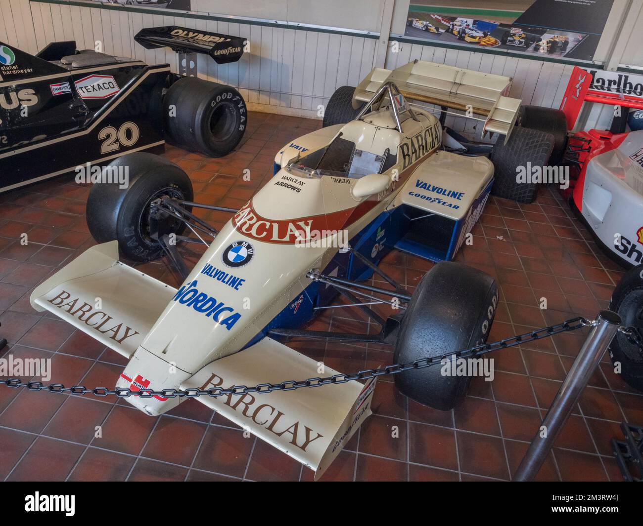 Ein F1 Grand Prix Rennwagen aus der Turbo-Ära mit 1984 Pfeilen und A7 in der Grand Prix Exhibition, Brooklands Museum, Surrey, Großbritannien. Stockfoto