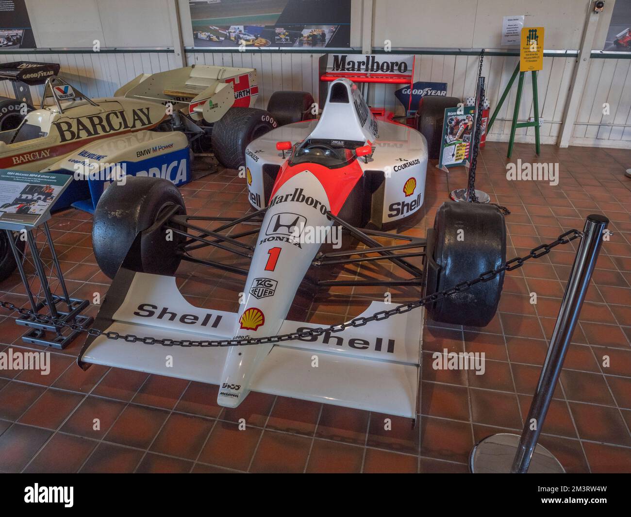 Ein 1991 McLaren MP4-6 F1 Grand Prix Rennwagen (Ausstellungsfahrzeug) in der Grand Prix Exhibition, Brooklands Museum, Surrey, Großbritannien. Stockfoto
