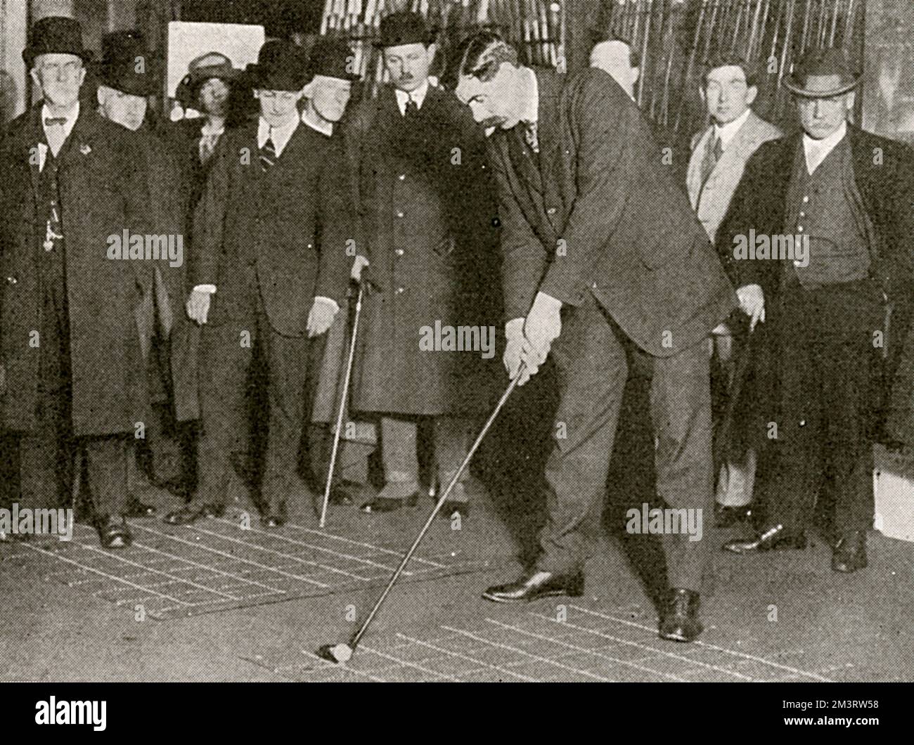 Golfchampionin James Braid demonstriert auf Harrods' Sportausstellung. Datum: 1913 Stockfoto