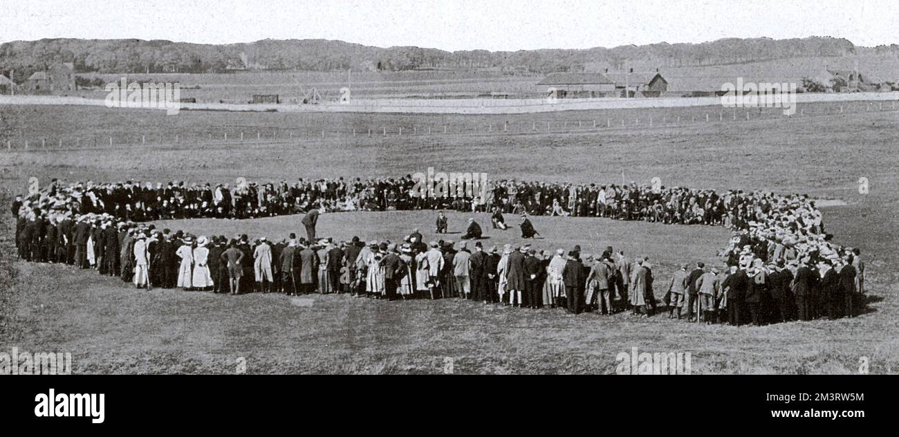 Der Open Golf Champion James Braid, der in der letzten Runde des Spiels in Prestwick abbiegt, von der Menge eingekreist. 1908 Stockfoto