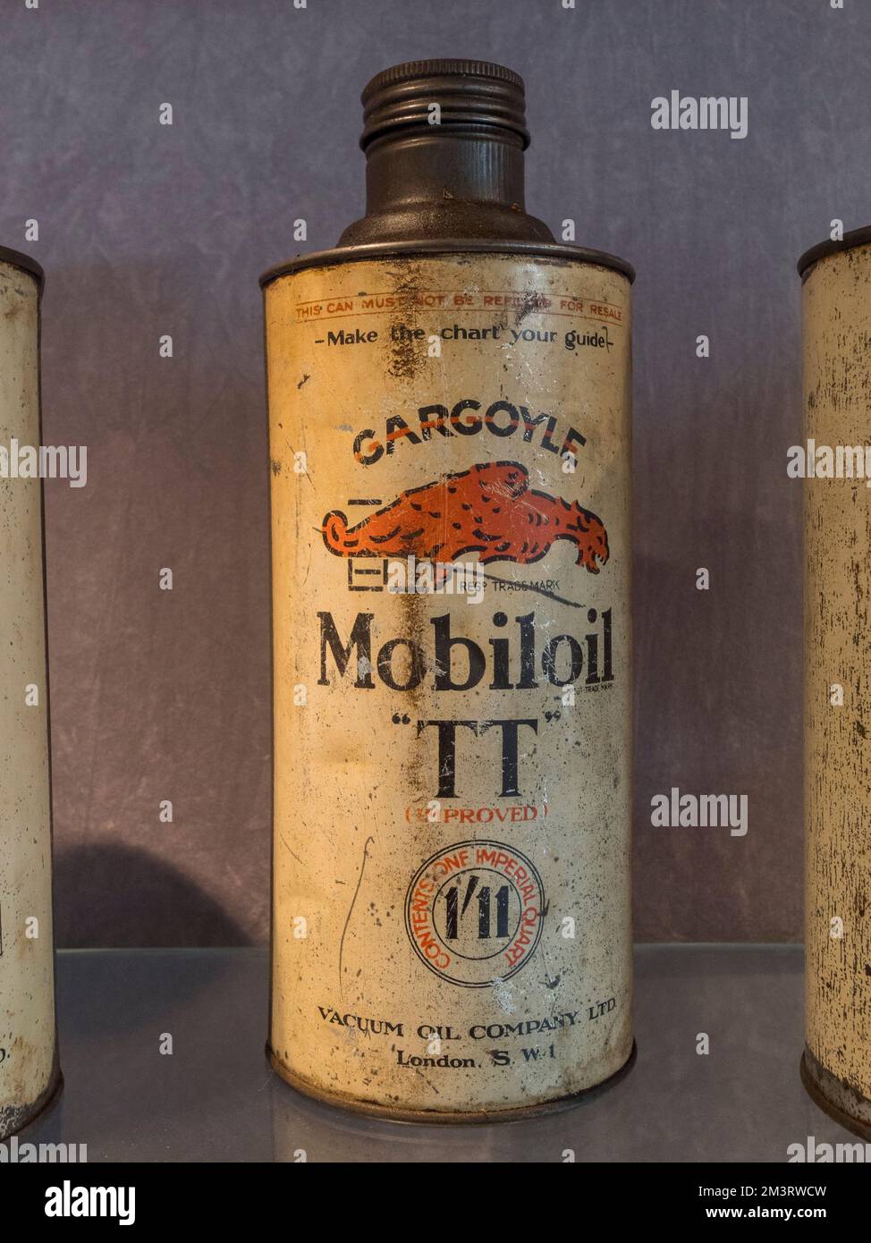 Eine Gargoyle Mobiloil „TTC“-Ölkanne in der Grand Prix Exhibition, Brooklands Museum, Surrey, Großbritannien. Stockfoto