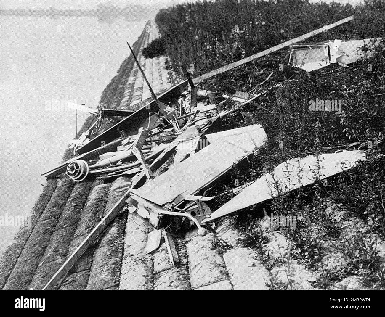 Das Wrack eines Flugzeugs des Midland Bank Flying Club, das 1937 in Queen Mary Reservoir in der Nähe von Staines, Middlesex, abstürzte. Das Flugzeug kam vom Hanworth-Flugplatz und der Pilot, Mr. Herbert Willis, war ertrunken. Datum: 1937 Stockfoto