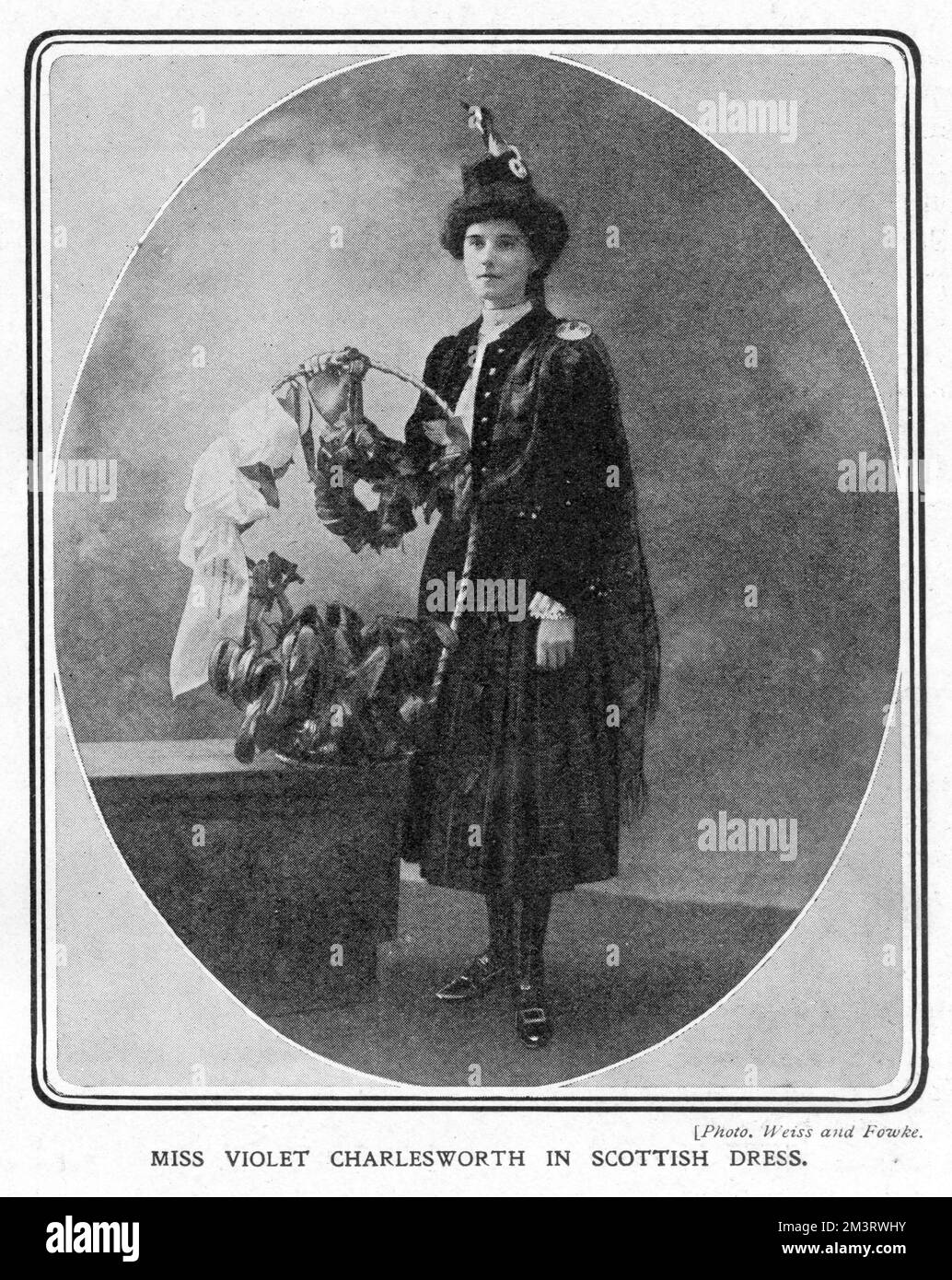 Ein Porträt von Miss Violet 'Gordon' Charlesworth in schottischem Kleid (B.1884). Sie wurde berüchtigt, dass sie 1909 ihren eigenen Tod vorgetäuscht hatte, indem sie angeblich von den Klippen in Penmaenbach bei Llandudno aus ihrem Auto ins Meer geworfen wurde, aber später lebend und gesund entdeckt und zu zwangsarbeit verurteilt wurde. Datum: 1909 Stockfoto