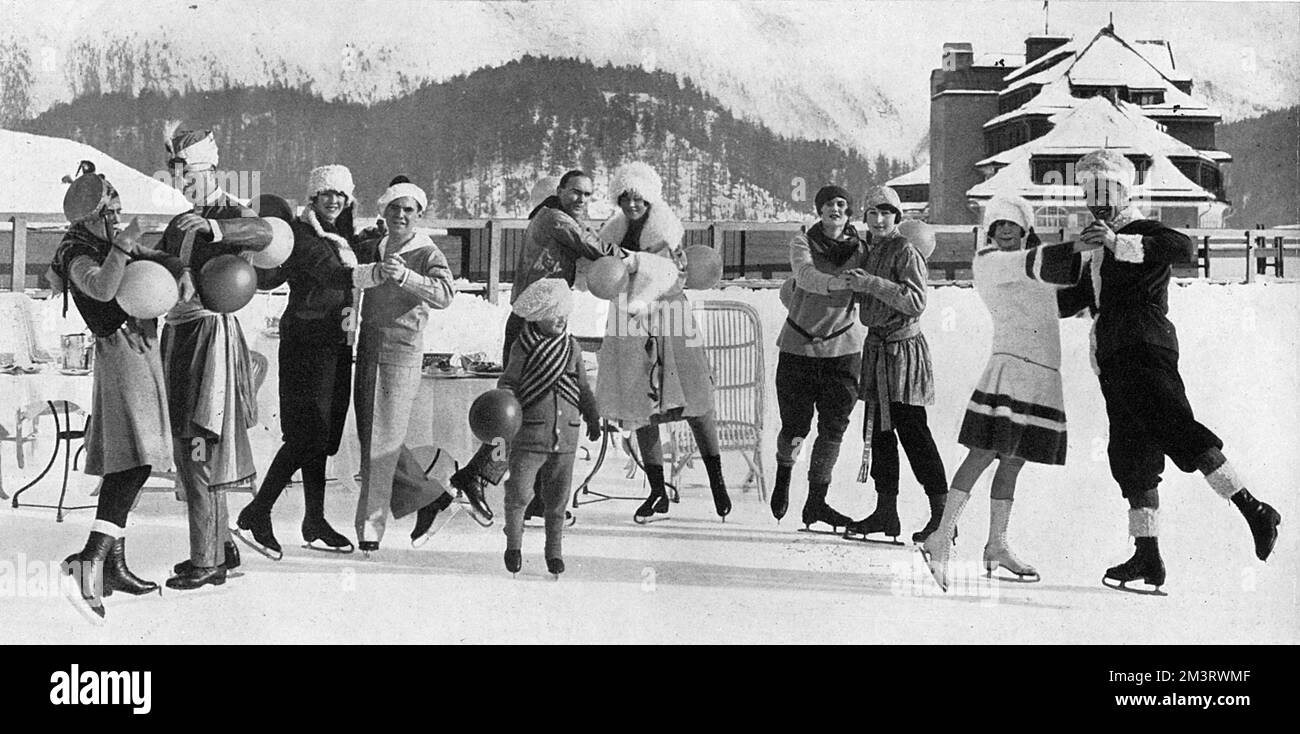 Tanzen auf Eis in Karnevalskostüm auf einer der Rampen der modischen St. Moritz. Datum: 1927 Stockfoto