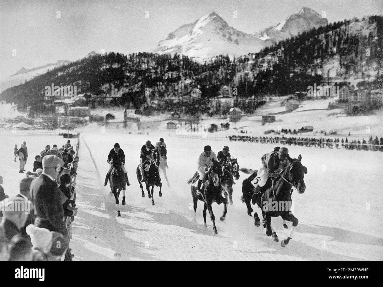 Pferderennen auf dem gefrorenen See in St. Moritz, ein jährlicher Zuschauersport im Smart Ski Resort. Datum: 1927 Stockfoto